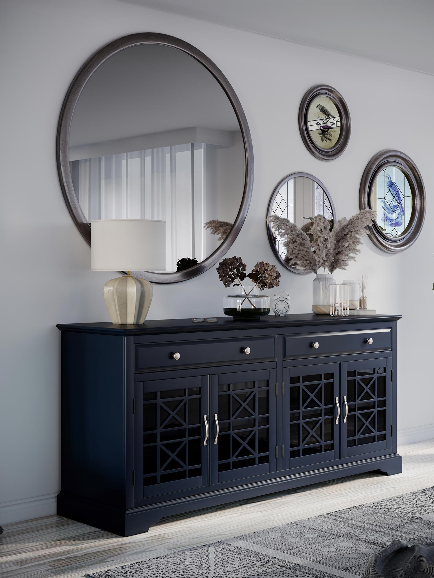 Aranżacja salonu z granatową komodą, lustrem i dekoracjami w kolorze srebra Aranżacja salonu z granatową komodą, lustrem i dekoracjami w kolorze srebra