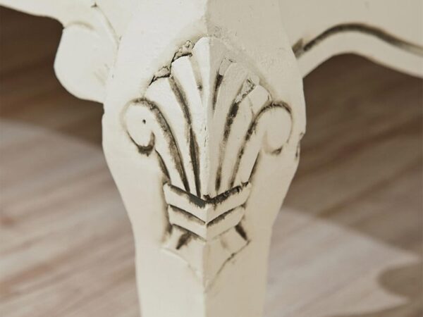 Detal toczonej nogi mebla z ornamentem liścia akantu