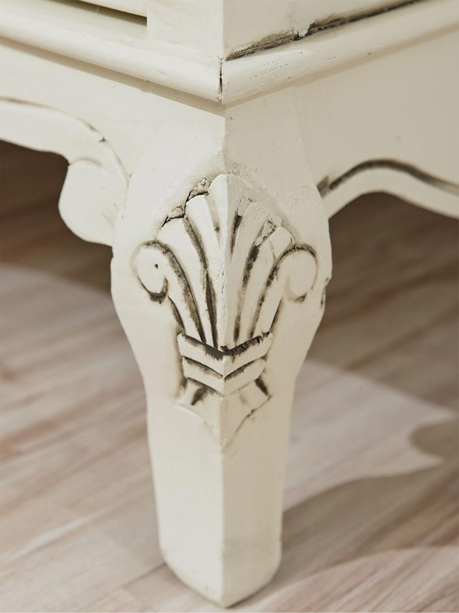 Rzeźbiony detal nóg stołu w stylu francuskim shabby chic