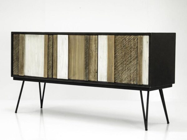 Komoda z kolorowych drewnianych desek w stylu skandynawskim