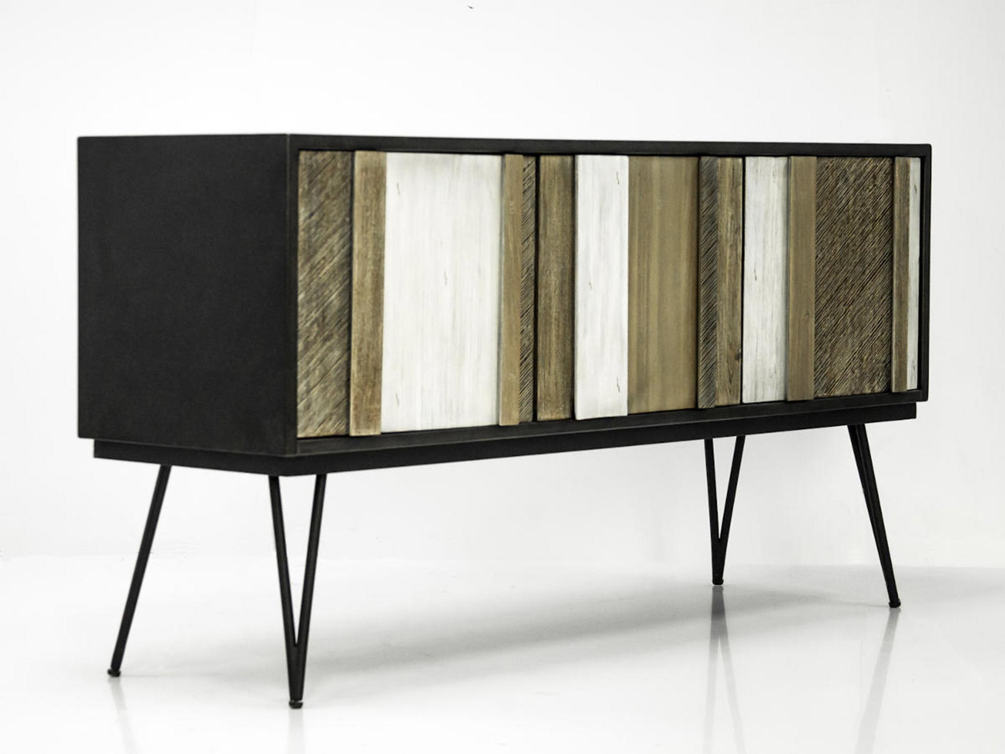 Komoda loftowa z drewnianymi frontami w pasy i czarną bryłą