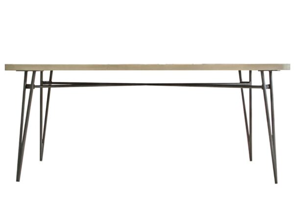 Zbliżenie narożnika stołu z naturalnego drewna i metalowych nóg