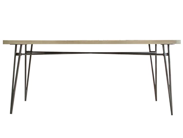 Zbliżenie narożnika stołu z naturalnego drewna i metalowych nóg