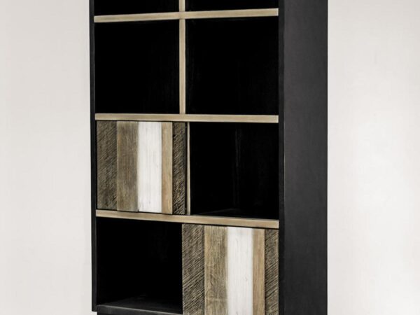 Industrialny regał z czarną bryłą i półkami z drewna