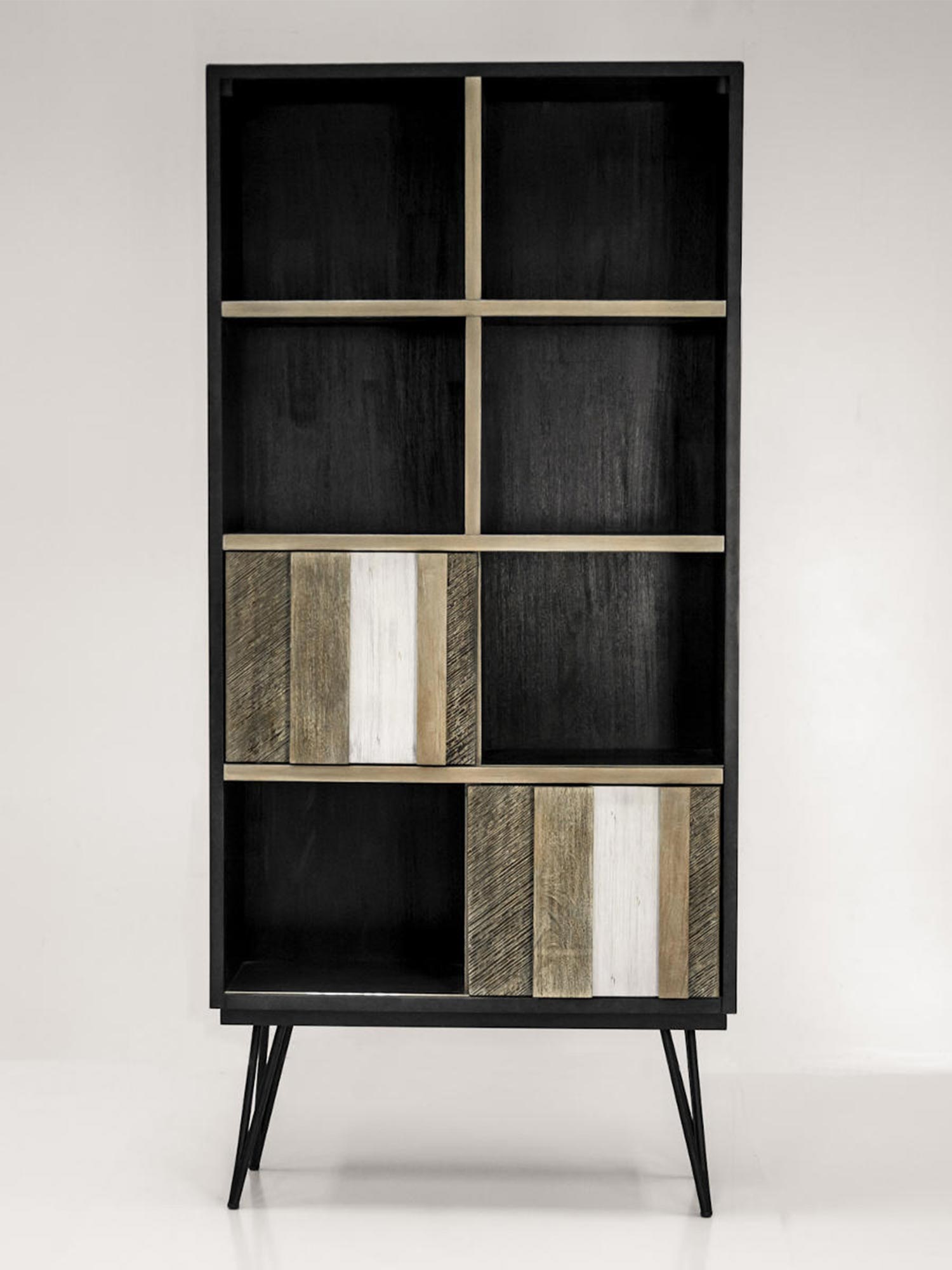 Wysoki regał loftowy z półkami i frontami z surowego drewna