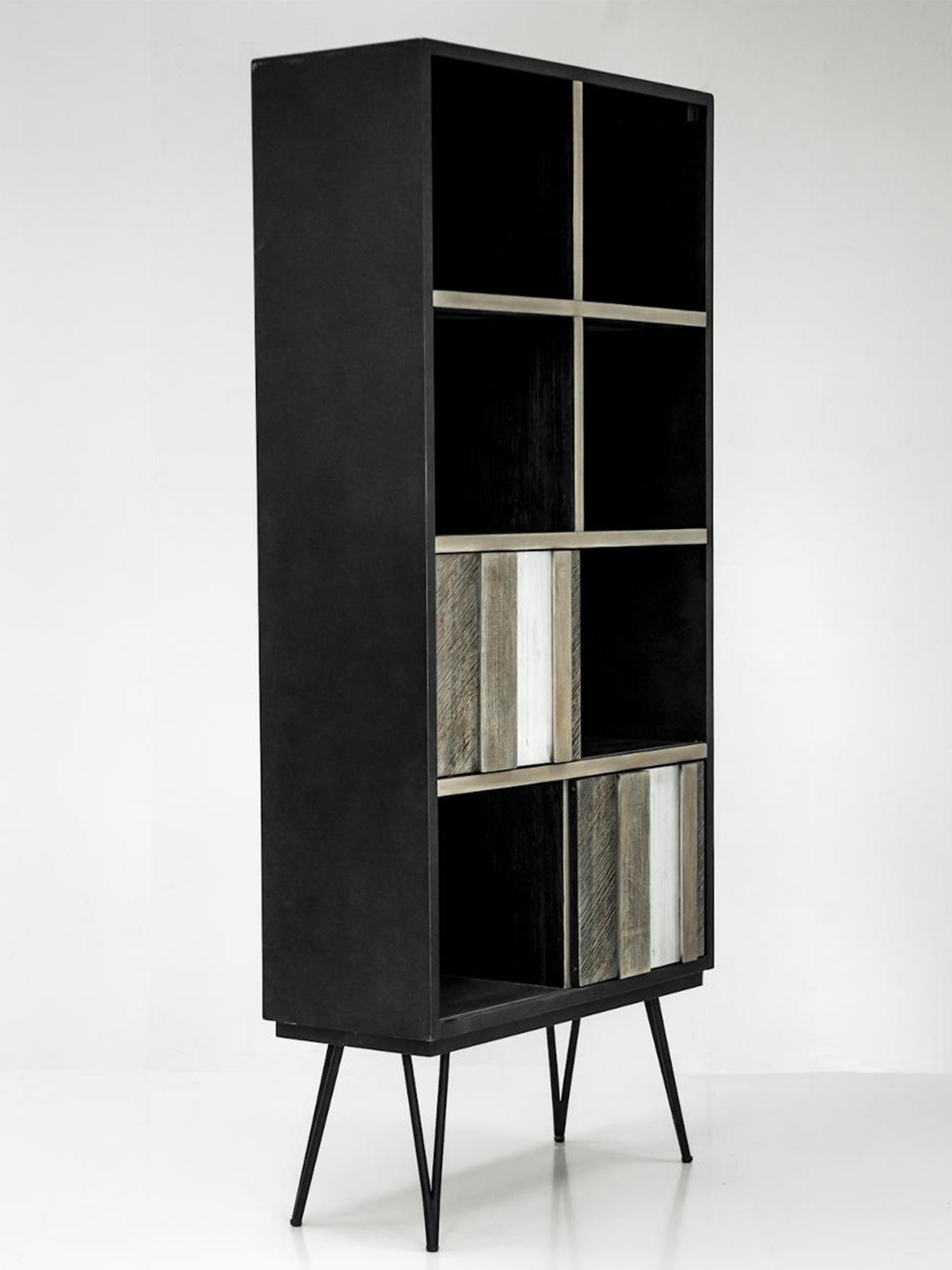 Regał czarny z drewnianymi półkami w stylu industrialnym