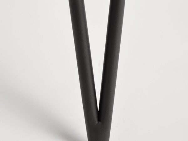 Zbliżenie czarnej stalowej nogi stolika kawowego