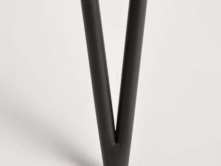 Zbliżenie czarnej stalowej nogi stolika kawowego