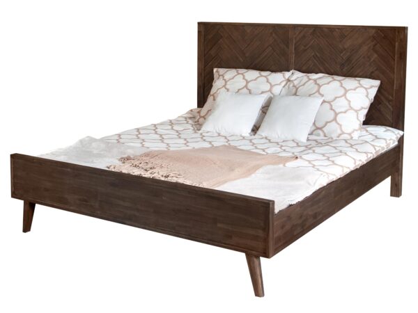 Łóżko drewniane w stylu rustykalnym z wysokim wezgłowiem i białą pościelą