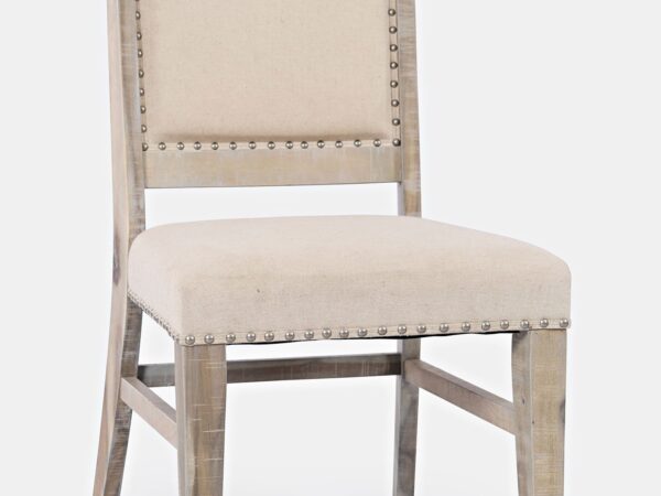 Krzesło tapicerowane w odcieniu beżu z drewnianymi nogami i detalami w formie nitów