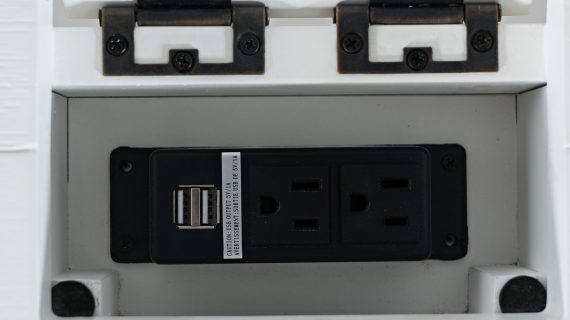 miniaturka Białe Biurko Klasyczne z USB i Szufladami – Avola