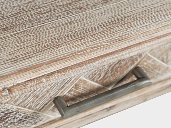 Detal blatu drewnianego stołu w rustykalnym stylu z metalowym uchwytem