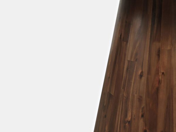 Okrągły stół drewniany w stylu rustykalnym z masywną podstawą