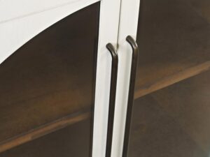 miniaturka Biała Komoda Sześć Przeszklonych Drzwi – Avola