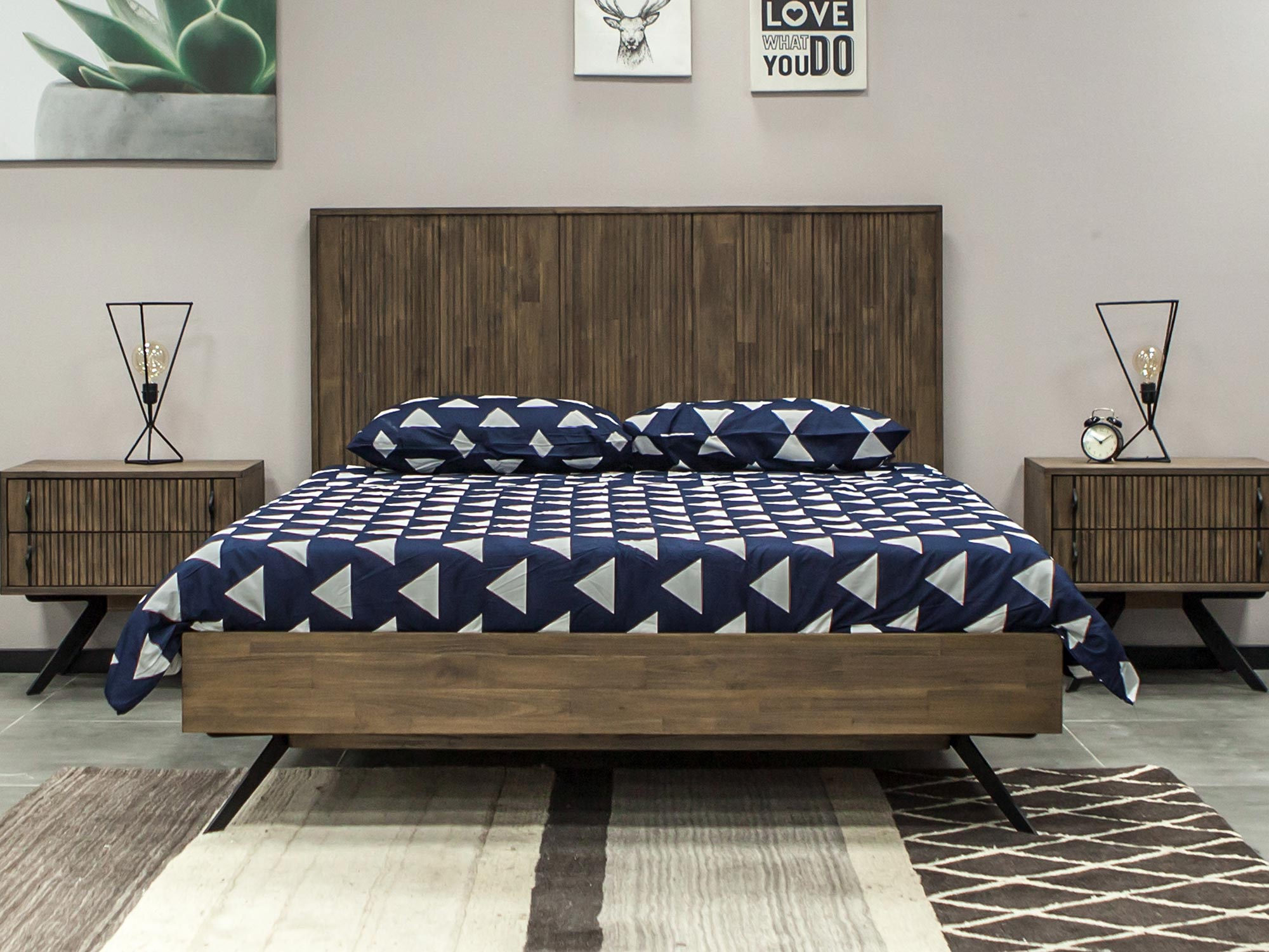 Wizualizacja sypialni z drewnianym łóżkiem i szafkami nocnymi