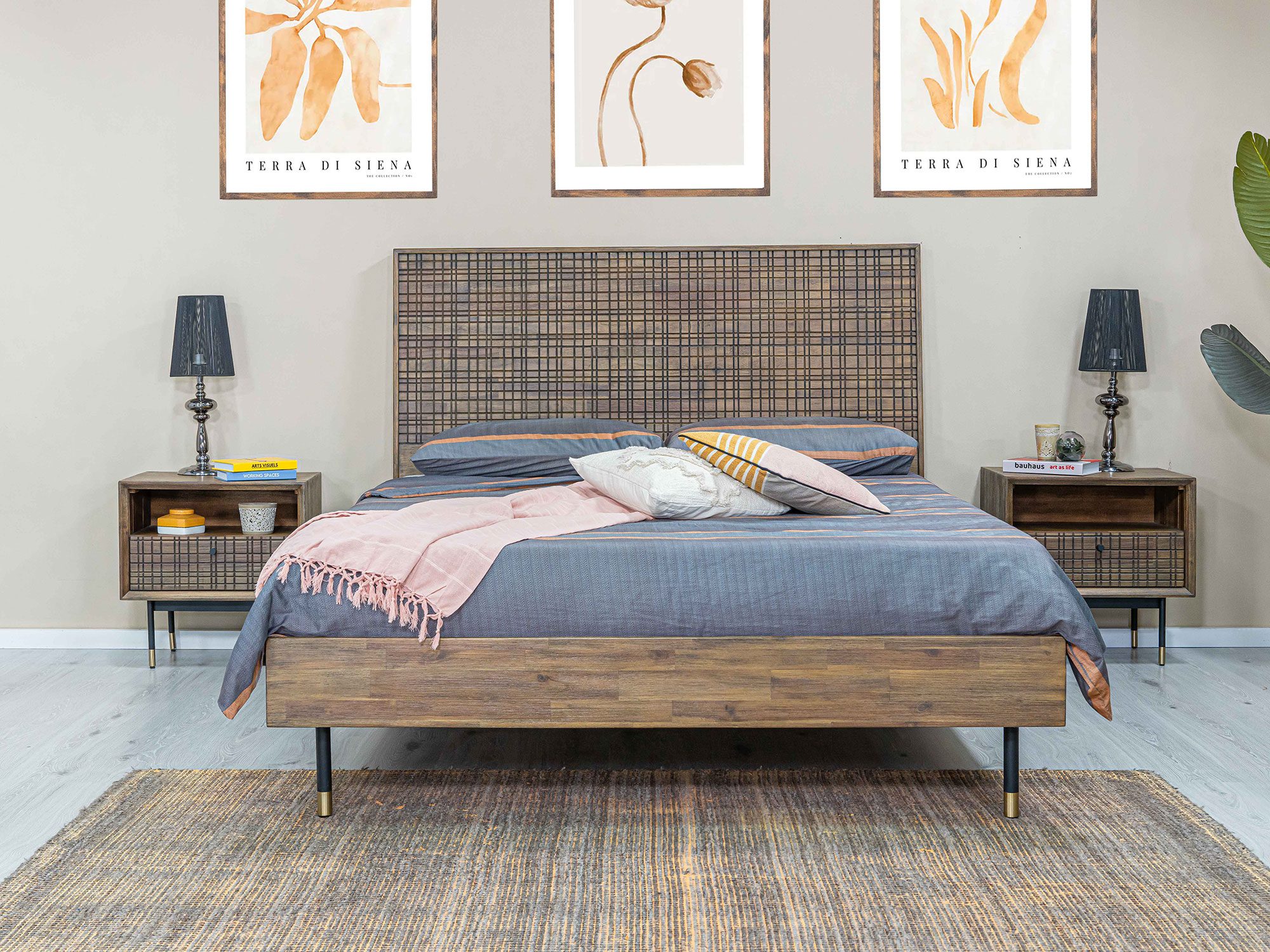 Sypialnia z łóżkiem boho z plecionym zagłówkiem i złotymi akcentami na nogach