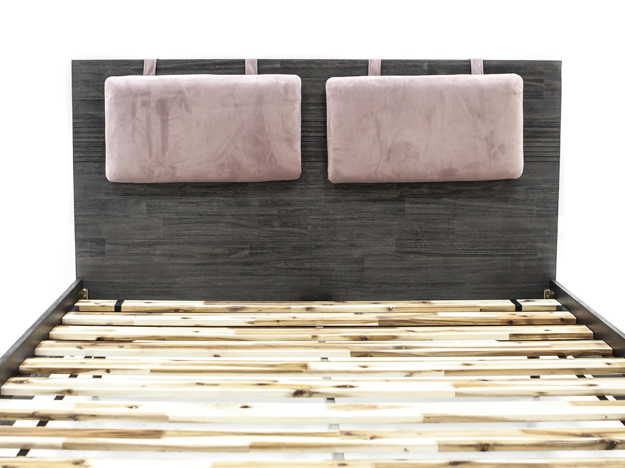 Łóżko z czarną ramą i tapicerowanym wezgłowiem w stylu loftowym