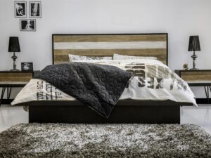 miniaturka Łóżko retro 140 cm z akacji na metalowych nogach – Mondo