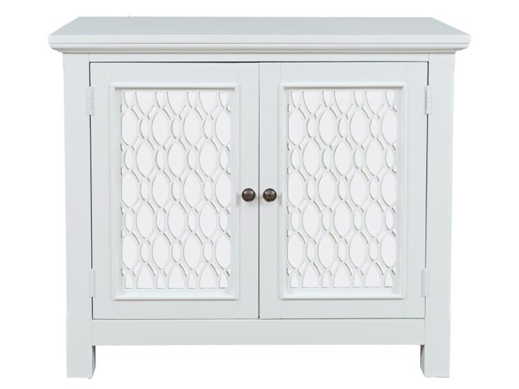 Komoda biała z ażurowymi frontami i ozdobnym wykończeniem