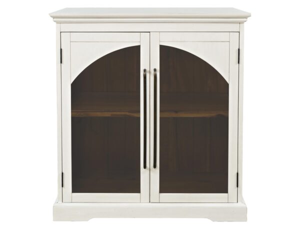 Biała komoda z drzwiczkami w łukowatym kształcie i przeszklonymi panelami