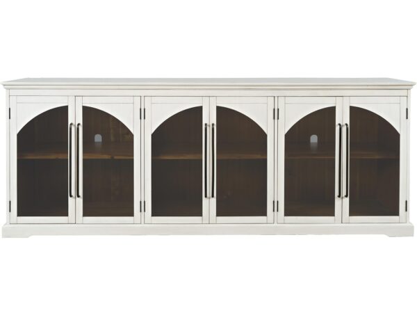 Biała komoda z przeszklonymi drzwiczkami i ciemnym wnętrzem w stylu klasycznym