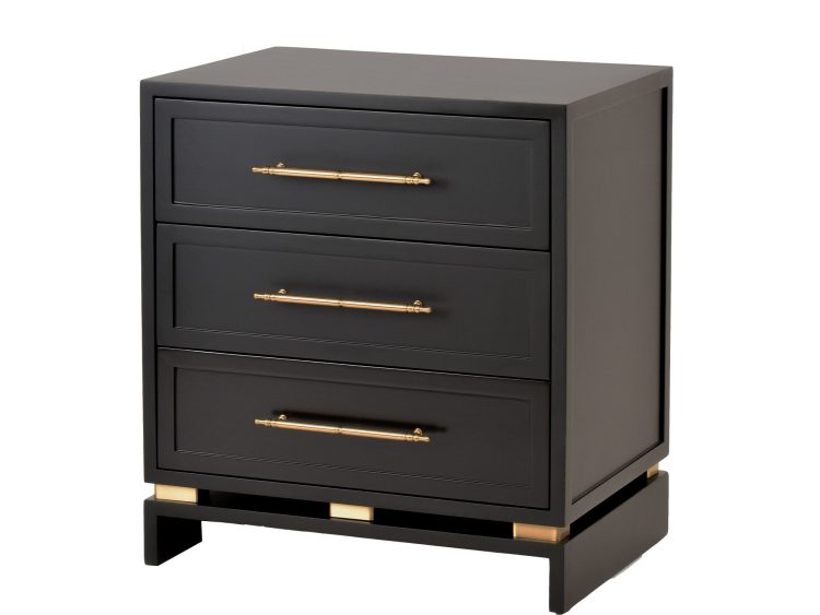 Komoda czarna nowoczesna z trzema szufladami i złotymi uchwytami.