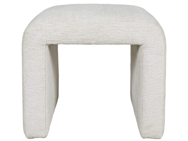 Puf w kolorze beżowym tapicerowany tkaniną boucle o miękkiej fakturze