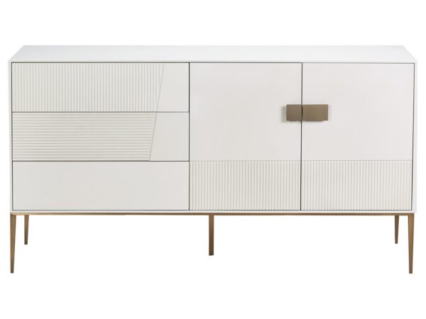 Komoda w białym kolorze z ryflowanymi frontami i złotymi uchwytami