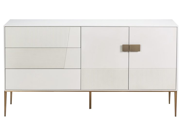 Komoda w białym kolorze z ryflowanymi frontami i złotymi uchwytami