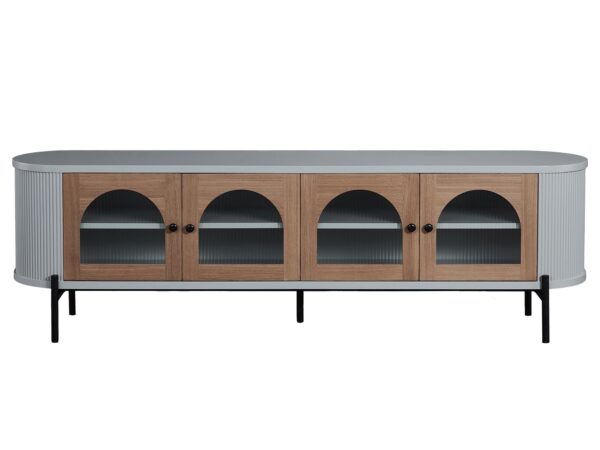 Niska komoda RTV w kolorze jasnego drewna z przeszklonymi frontami