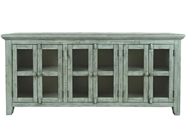 Długa komoda w kolorze mięty z przeszklonymi frontami w stylu shabby chic