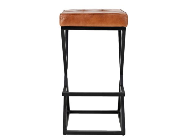 Hoker barowy z brązowym skórzanym siedziskiem i czarną metalową ramą, widok frontalny