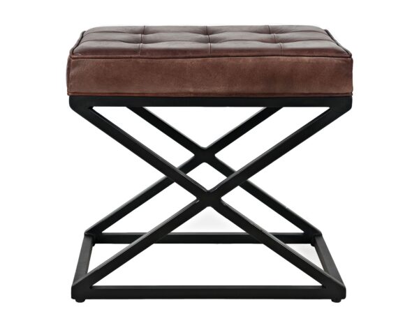 Brązowy puf tapicerowany ze skórzanym siedziskiem i czarną nogą