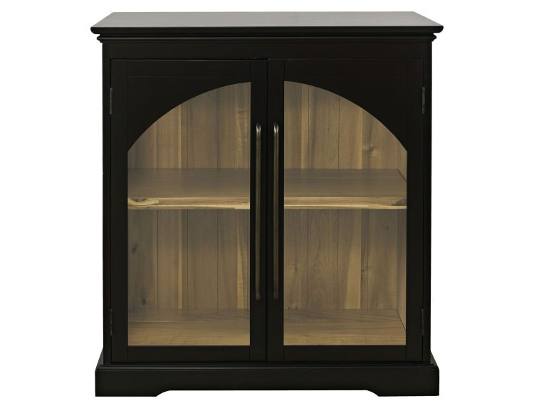 Witryna w czarnej ramie z przeszklonymi drzwiami i drewnianym wnętrzem