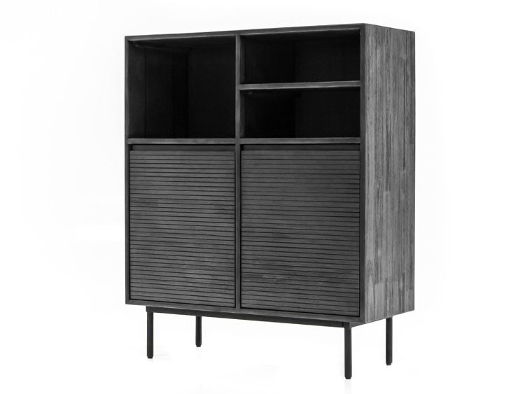 Szafka z żaluzjowymi drzwiami i czarną konstrukcją