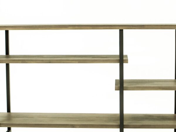 Drewniany regał ścienny z czarną ramą i poziomymi półkami