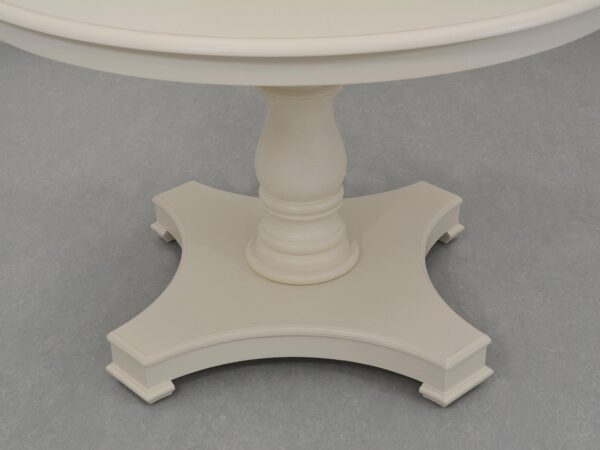 Okrągły stół biały na toczonej nodze, widok z przodu