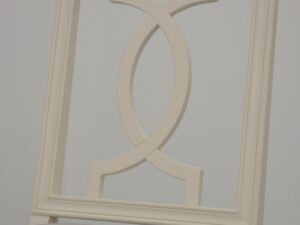 miniaturka Białe Krzesło Tapicerowane Toczone Nogi Antyczne – Dijon