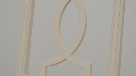 miniaturka Białe Krzesło Tapicerowane Toczone Nogi Antyczne – Dijon