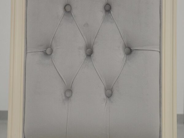 Oparcie krzesła z pikowaniem i guzikami w kolorze jasnoszarym