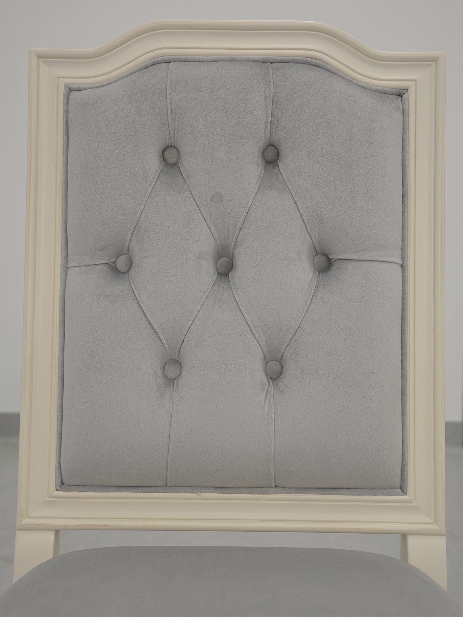 Oparcie krzesła z pikowaniem i guzikami w kolorze jasnoszarym