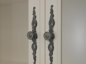 miniaturka Prowansalski Kredens Gięte Nóżki Antyczna Biel – Dijon