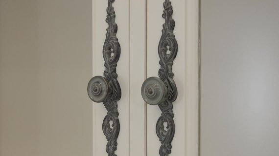 miniaturka Prowansalski Kredens Gięte Nóżki Antyczna Biel – Dijon