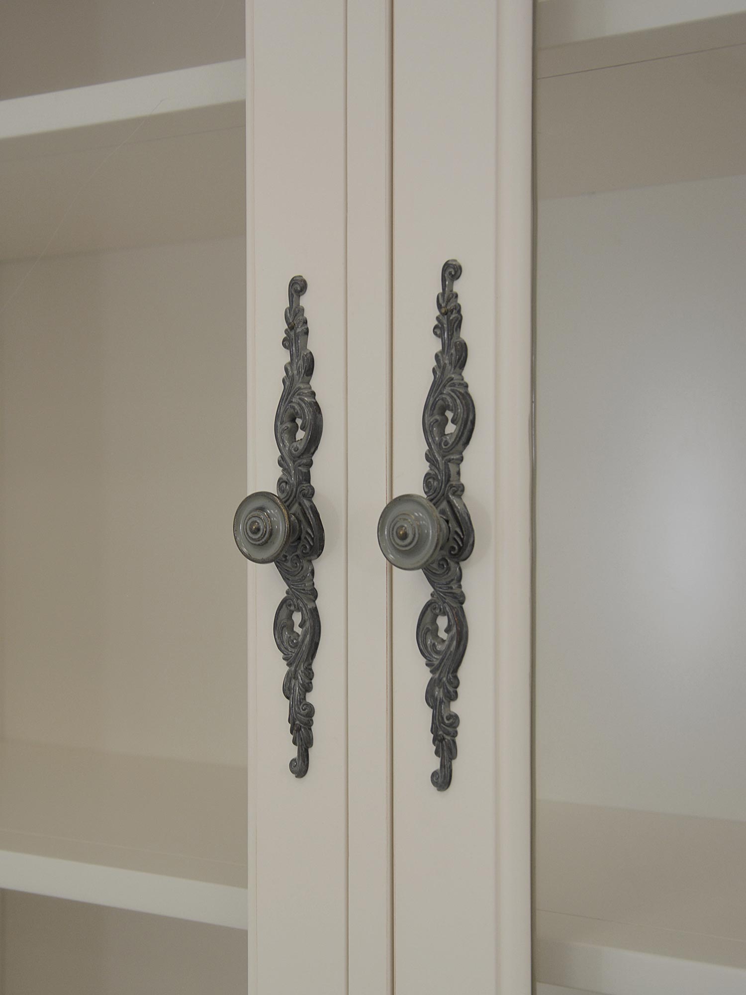 Zbliżenie na uchwyty w stylu vintage w białej szafce lub kredensie