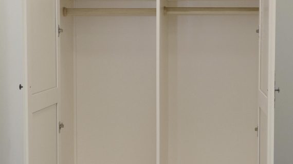 miniaturka Prowansalska Szafa Biała z Giętymi Nóżkami – Dijon