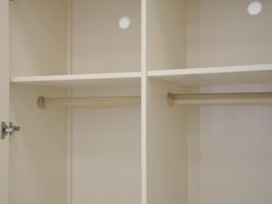 miniaturka Prowansalska Szafa Biała z Giętymi Nóżkami – Dijon