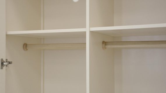 miniaturka Prowansalska Szafa Biała z Giętymi Nóżkami – Dijon