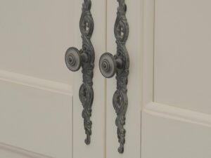 miniaturka Prowansalska Szafa Biała z Giętymi Nóżkami – Dijon