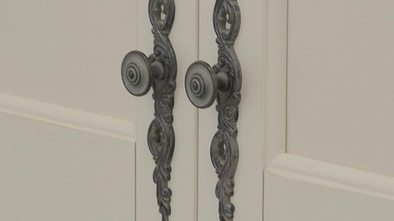 miniaturka Prowansalska Szafa Biała z Giętymi Nóżkami – Dijon