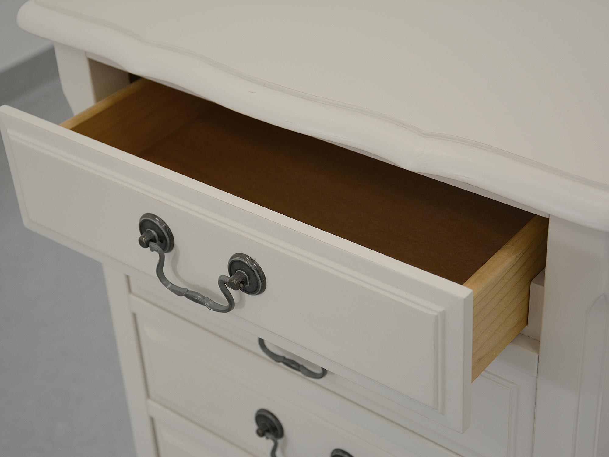 Komoda biała z szufladami, wysunięta górna szuflada z uchwytem w stylu retro Komoda biała z szufladami, wysunięta górna szuflada z uchwytem w stylu retro